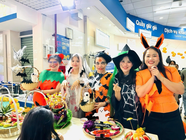Sức mua bùng nổ, khách hàng hào hứng đến Saigon Co.op đón mùa sale tri ân - Ảnh 1.