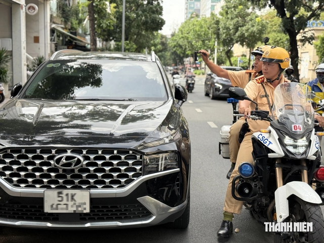 CSGT sẽ khảo sát, đề xuất bố trí thêm điểm dừng, đỗ xe ở trung tâm TP.HCM - Ảnh 1.