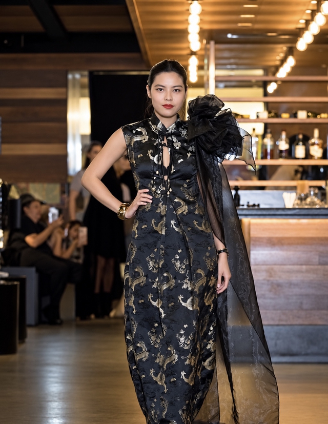 Á hậu Lê Phương Thảo trình diễn cho 2 NTK ở San Francisco Fashion Week 2026 - Ảnh 1.
