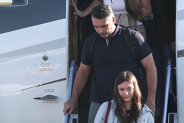 &Ocirc;ng Flavio Bolsonaro tuy&ecirc;n bố m&igrave;nh l&agrave; nh&agrave; l&atilde;nh đạo của Brazil, &ocirc;ng Trump n&oacute;i g&igrave;? - Ảnh 1.