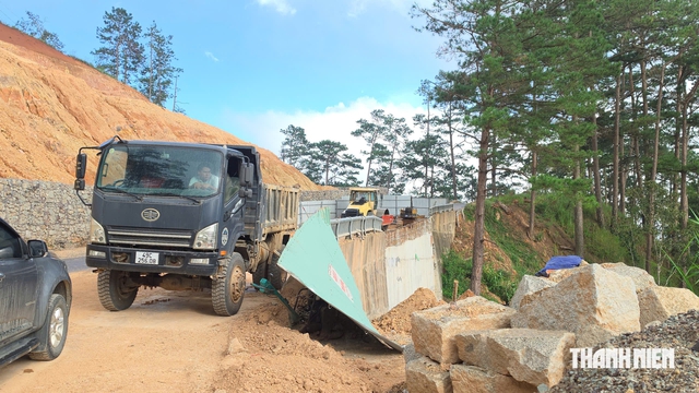 Một năm khắc phục sạt lở đèo D’Ran, nguy cơ vẫn rình rập - Ảnh 7.