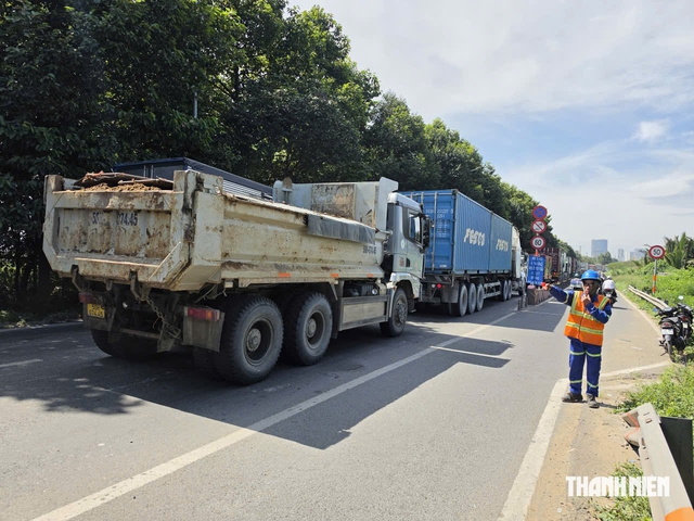 TP.HCM tách làn xe container với xe máy, ô tô con trên đường Võ Chí Công - Ảnh 2.