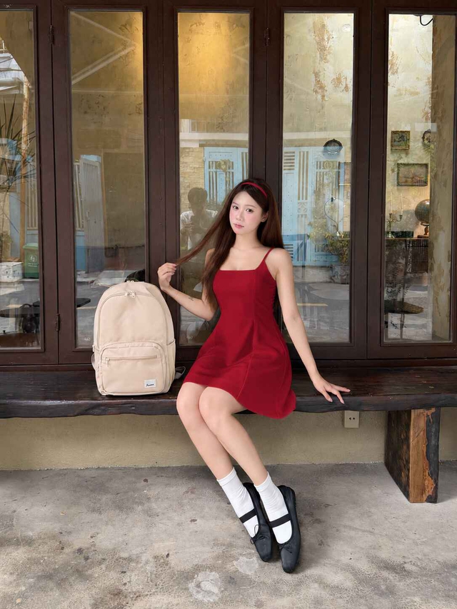 Trang phục đỏ đi cùng giày đen không bao giờ lỗi mốt - Ảnh 3.