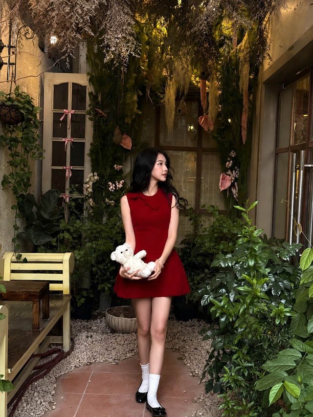 Trang phục đỏ đi cùng giày đen không bao giờ lỗi mốt - Ảnh 4.