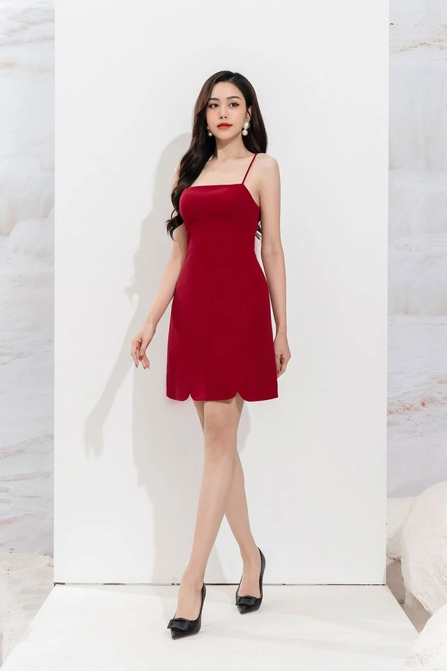 Trang phục đỏ đi cùng giày đen không bao giờ lỗi mốt - Ảnh 6.