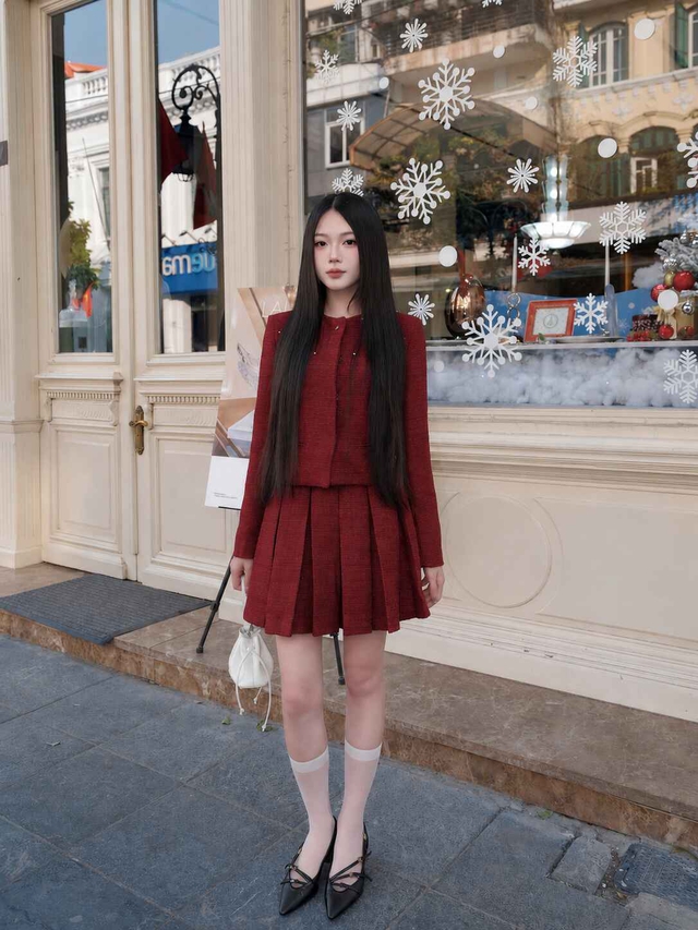 Trang phục đỏ đi cùng giày đen không bao giờ lỗi mốt - Ảnh 7.