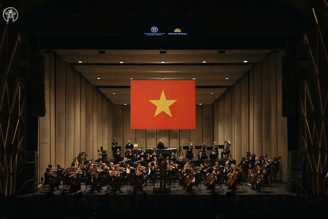 ‘Tiến quân ca’ mở màn đêm diễn của London Symphony Orchestra tại Hà Nội - Ảnh 1.