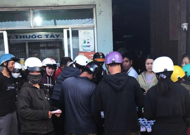 Đại lý liên tiếp bán vé số trúng giải đặc biệt: Người dân xếp hàng chờ mua - Ảnh 1.