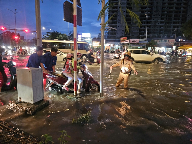 Trùm áo mưa lên đầu xe để khỏi ướt, CSGT cảnh báo gì?- Ảnh 2.
