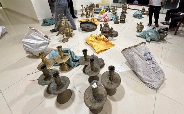 Bắt giữ nghi phạm đột nhập đình làng trộm cắp lư hương, chân đèn- Ảnh 1.