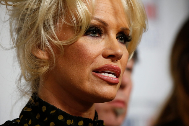 'Bom sex' Pamela Anderson từng 'ph&aacute; sản' v&igrave; chi ph&iacute; điều trị bệnh hiểm ngh&egrave;o - Ảnh 1.