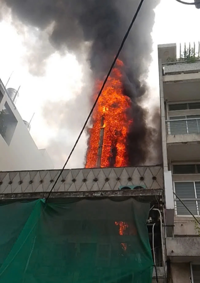 Ch&aacute;y nh&agrave; kinh doanh nước đ&aacute; tr&ecirc;n đường Nguyễn Ch&iacute; Thanh - Ảnh 1.