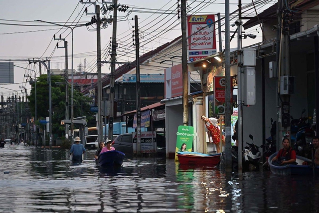 Bangkok biến th&agrave;nh 'biển hồ' sau đợt mưa dai dẳng - Ảnh 2.