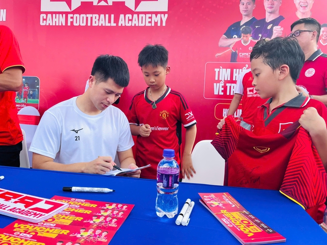 Quang Hải c&ugrave;ng d&agrave;n tuyển thủ quốc gia dự lễ kỷ niệm đặc biệt của CLB CAHN- Ảnh 5.