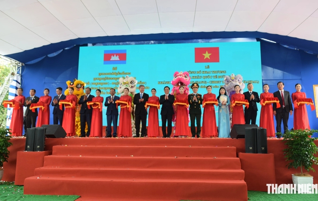 An Giang khai trương cặp Cửa khẩu quốc tế đường bộ Khánh Bình - Chrey Thom - Ảnh 1.