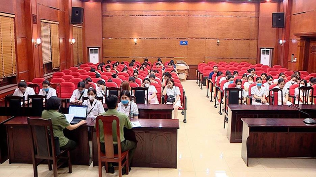 3 người bị bắt v&igrave; 'vẽ bệnh&rsquo; để &lsquo;moi tiền&rsquo; kh&aacute;ch h&agrave;ng- Ảnh 2.