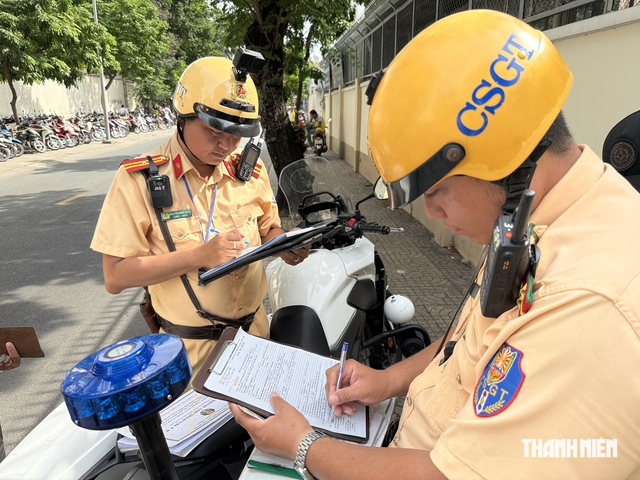Tranh luận đỗ &ocirc; t&ocirc; trong hẻm: Đường c&ograve;n rộng, kh&ocirc;ng cản lối l&agrave; được? - Ảnh 3.
