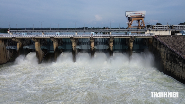 Thủy điện lớn nhất miền Nam mở 6 cửa xả lũ, tổng lưu lượng 915 m³/giây- Ảnh 2.