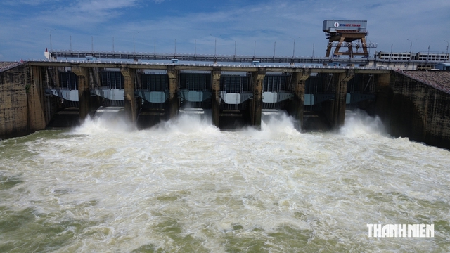 Thủy điện lớn nhất miền Nam mở 6 cửa xả lũ, tổng lưu lượng 915 m³/giây- Ảnh 1.