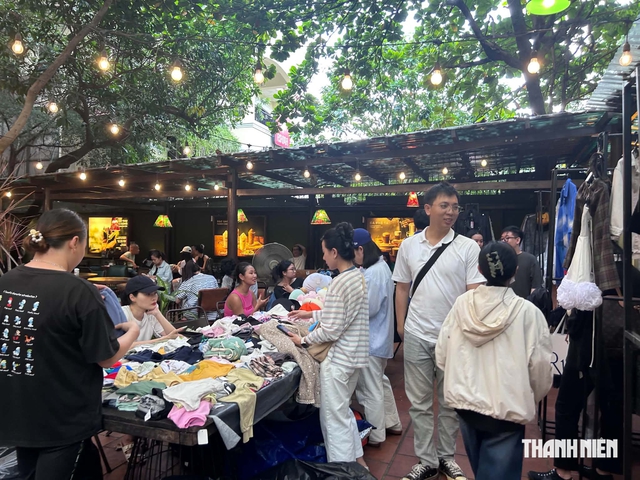 Đi 'săn' đồ cũ của người nổi tiếng: Giày chục triệu bán lại 2,5 triệu - Ảnh 1.