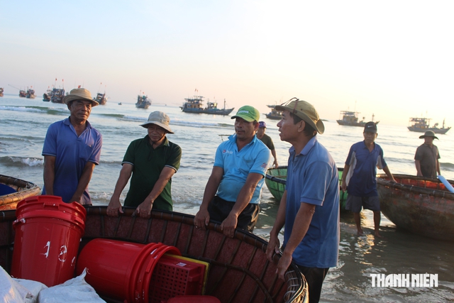 Biển lặng cuối mùa: Ngư dân Tam Xuân trúng đậm cá cơm - Ảnh 9.