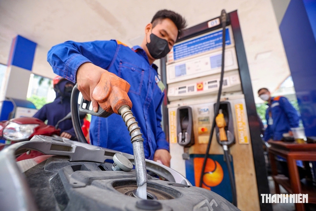 Gi&aacute; xăng dầu th&aacute;ng 9 tăng mạnh, Bộ C&ocirc;ng thương chỉ đạo n&oacute;ng 3 th&aacute;ng cuối năm - Ảnh 1.