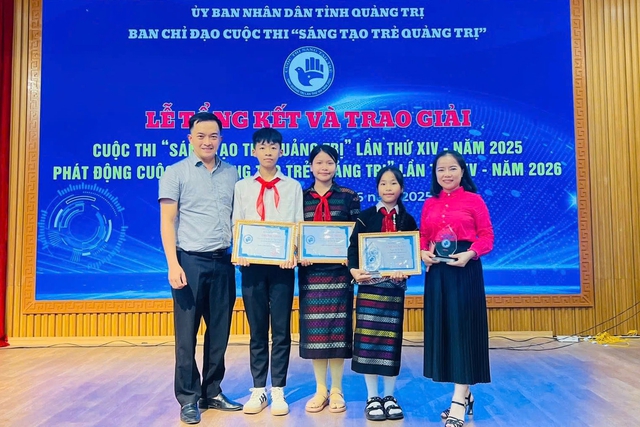 Hai học sinh miền núi Quảng Trị sáng chế máy điểm danh điện tử - Ảnh 1.