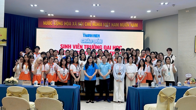 Sinh viên HUFLIT khám phá nhiều nghiệp vụ khi tham quan Báo Thanh Niên - Ảnh 1.