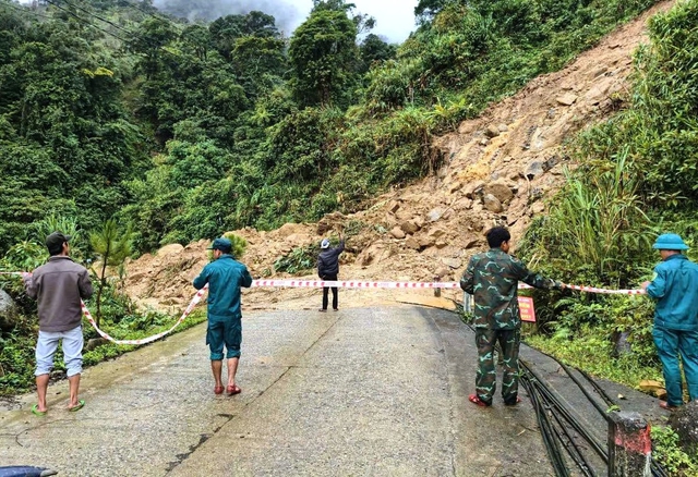 Sạt lở hàng chục mét khối đất đá, đường ở vùng cao Đà Nẵng bị chia cắt- Ảnh 2.
