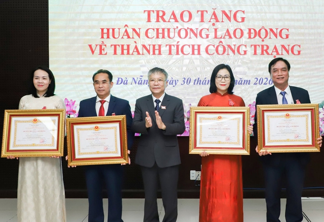7 cá nhân ở Đà Nẵng được trao Huân chương Lao động hạng Nhì, hạng Ba- Ảnh 2.