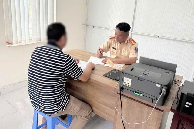 CSGT phạt xe khách chạy vào làn xe máy trên quốc lộ 51, dân khen 'tuyệt vời' - Ảnh 2.