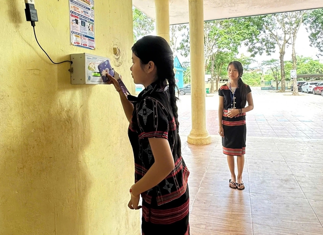 Hai học sinh miền núi Quảng Trị sáng chế máy điểm danh điện tử - Ảnh 2.