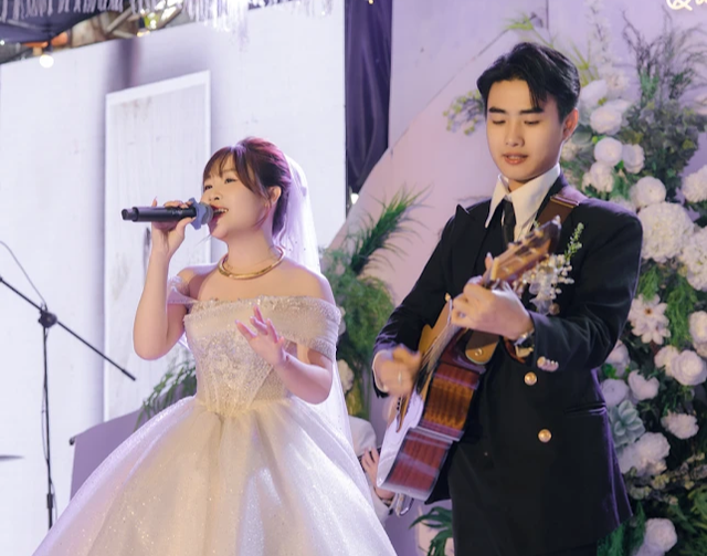 Cô dâu hát ngọt như rót mật, chú rể đệm đàn cực tình trong lễ cưới - Ảnh 2.