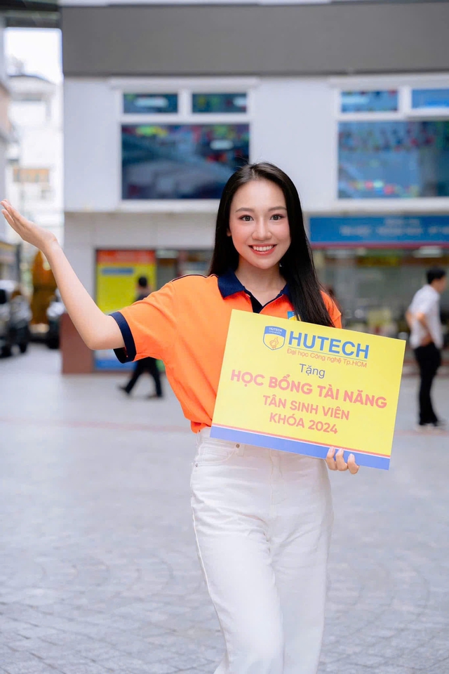 Hoa hậu chạy xe máy đi casting phim, tuổi 20 có vai diễn đầu tay - Ảnh 1.