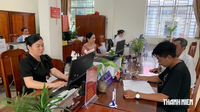 Vì sao Vĩnh Long vừa tiếp nhận 628 công chức, phải lên kế hoạch giảm 881 người?- Ảnh 2.