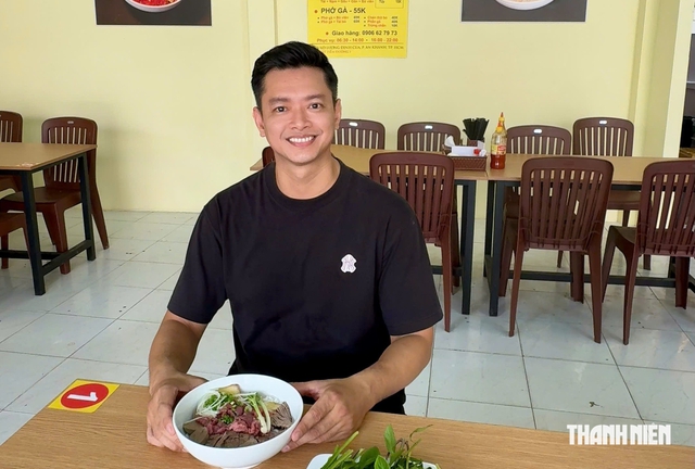 Người mẫu Hồ Đức Vĩnh mở quán phở bình dân sau 8 năm từ giã sàn diễn - Ảnh 1.