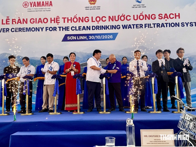 Từ mũ bảo hiểm đến nước sạch, hãng xe máy mở rộng hoạt động cộng đồng - Ảnh 2.