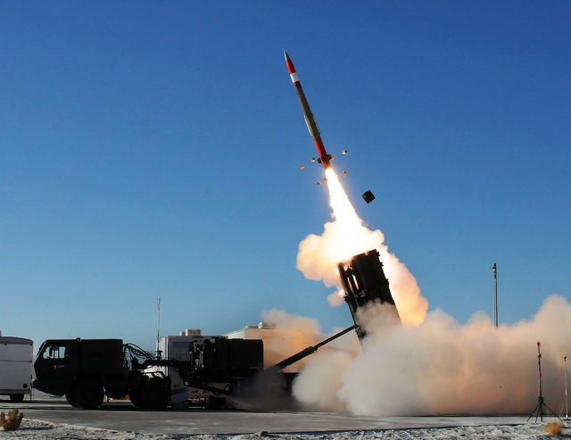 Mỹ duyệt bán 500 tên lửa đánh chặn Patriot cho Ukraine - Ảnh 1.