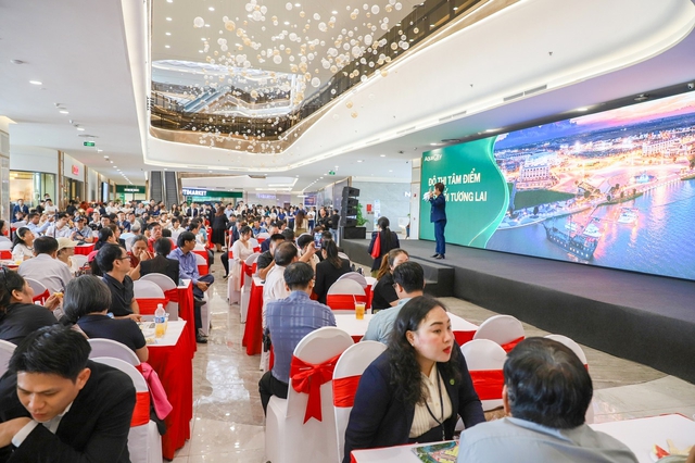 Gần 1.000 khách hàng đổ về dự án Aqua City- Ảnh 1.