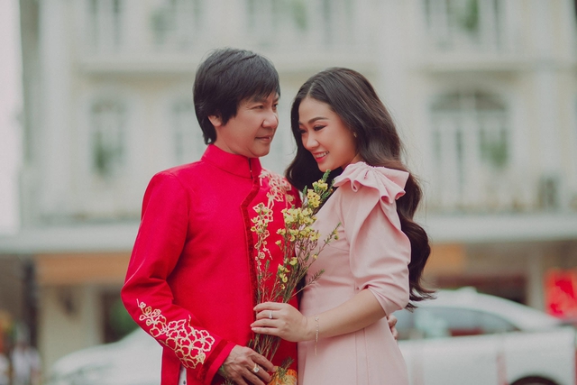 Lê Huỳnh rơi nước mắt khi đón con chào đời ở tuổi 62 - Ảnh 2.