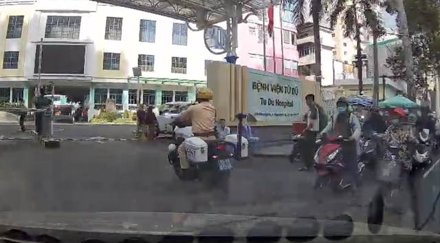 CSGT TP.HCM mở đường đưa sản phụ đi sinh, bé gái chào đời trên ô tô- Ảnh 1.