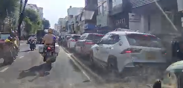 CSGT TP.HCM mở đường đưa sản phụ đi sinh, bé gái chào đời trên ô tô- Ảnh 2.