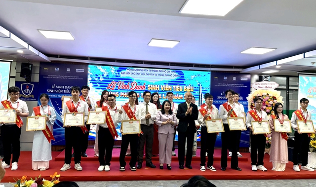 Trao thưởng cho 362 sinh viên Phú Yên tiêu biểu đang học tập tại TP.HCM - Ảnh 3.