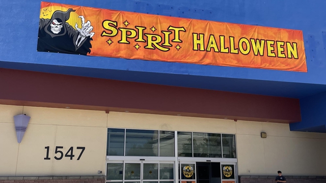 Hai vụ nổ súng chết người tại hai cửa hàng Halloween ở Mỹ - Ảnh 1.