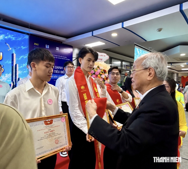 Trao thưởng cho 362 sinh viên Phú Yên tiêu biểu đang học tập tại TP.HCM - Ảnh 2.