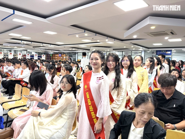 Trao thưởng cho 362 sinh viên Phú Yên tiêu biểu đang học tập tại TP.HCM - Ảnh 1.