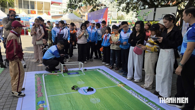 Học sinh Đà Lạt hào hứng trải nghiệm những mô hình sáng tạo công nghệ số - Ảnh 6.