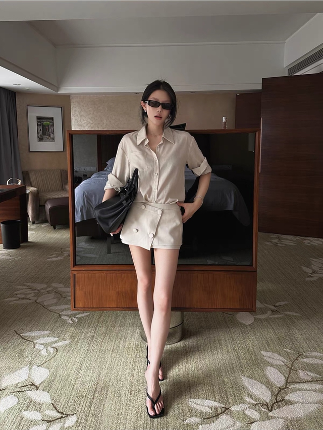 Diện nguyên trang phục be tối giản mà vẫn hút trọn mọi ánh nhìn - Ảnh 1.