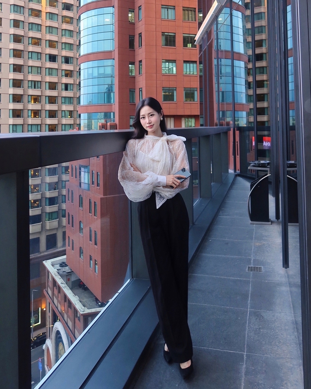 Không cần diện đồ cầu kỳ, nàng vẫn nổi bật nhờ áo tay dài - Ảnh 2.