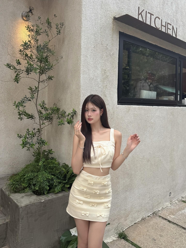 Diện nguyên trang phục be tối giản mà vẫn hút trọn mọi ánh nhìn - Ảnh 4.